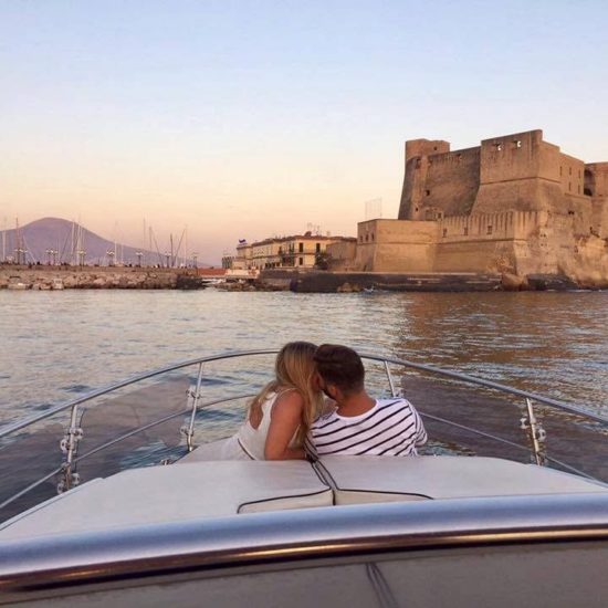 Coppia in barca di fronte Castel dell'Ovo, Napoli