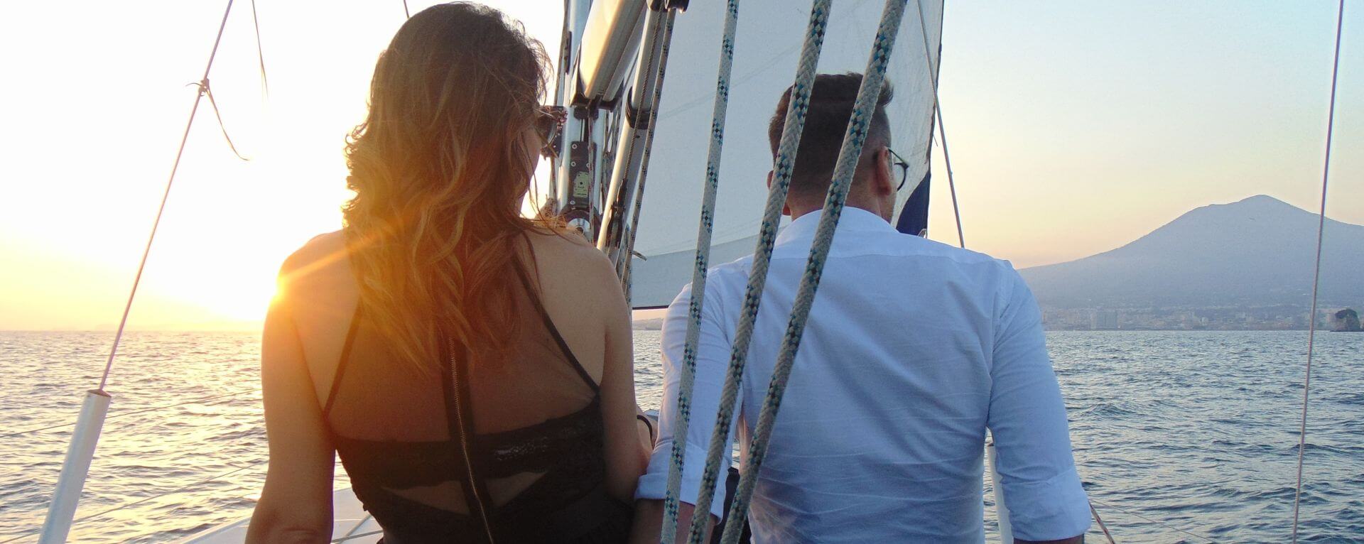 Giovane coppia festeggia anniversario in barca a Sorrento