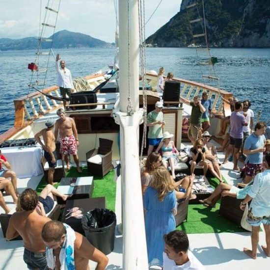 Festa in barca, persone si divertono al largo del Golfo di Napoli