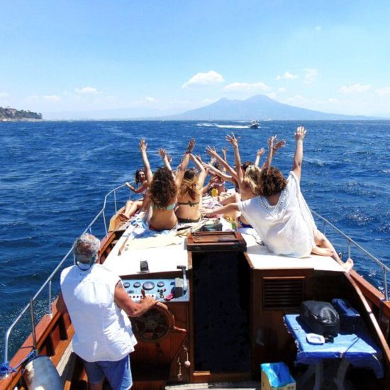 Addio al Nubilato in barca, ragazze prendono il sole durante la navigazione nel Golfo di Napoli