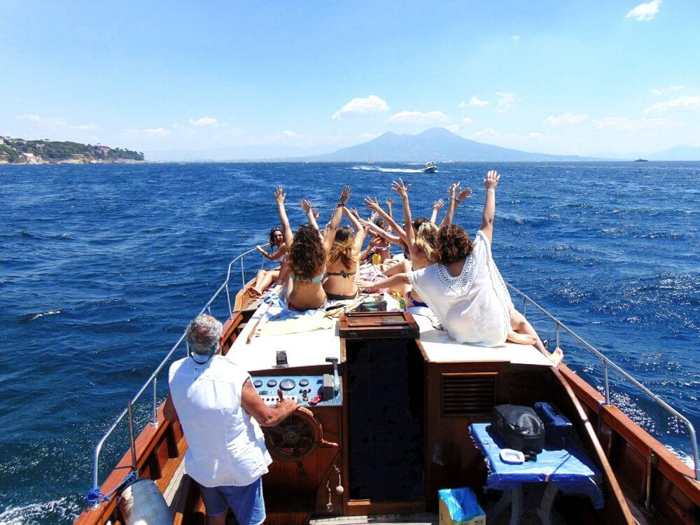 Addio al Nubilato in barca, ragazze prendono il sole durante la navigazione nel Golfo di Napoli