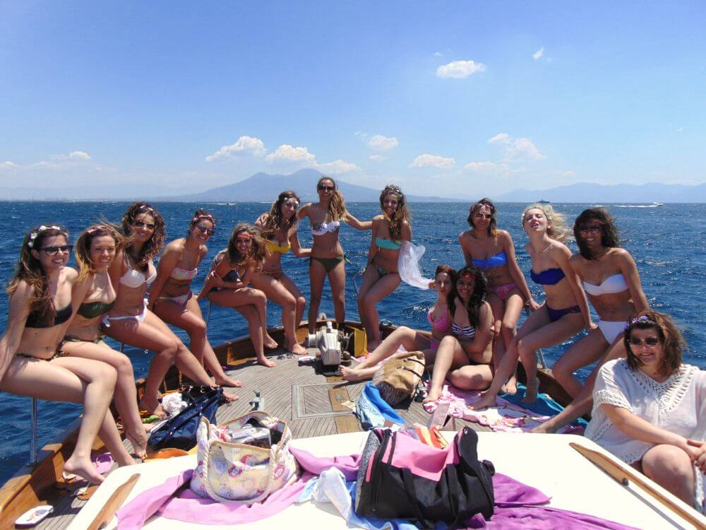 Ragazze festeggiano addio al nubilato in barca nel Golfo di Napoli