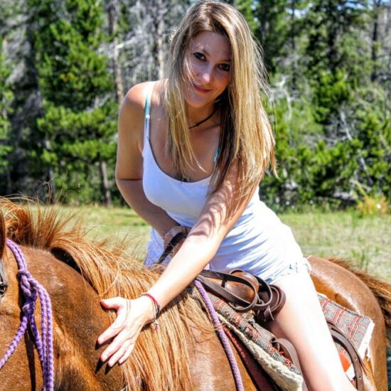 Giovane ragazza a cavallo nel parco nazionale del vesuvio