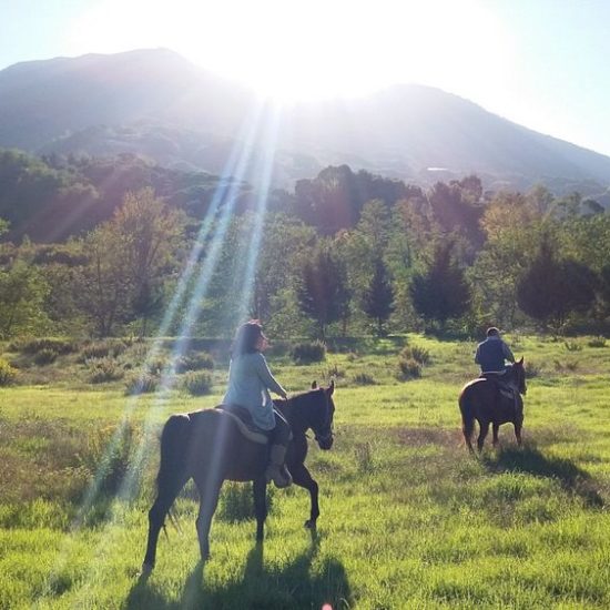 Coppia in passeggiata a cavallo nel Parco Nazionale del Vesuvio