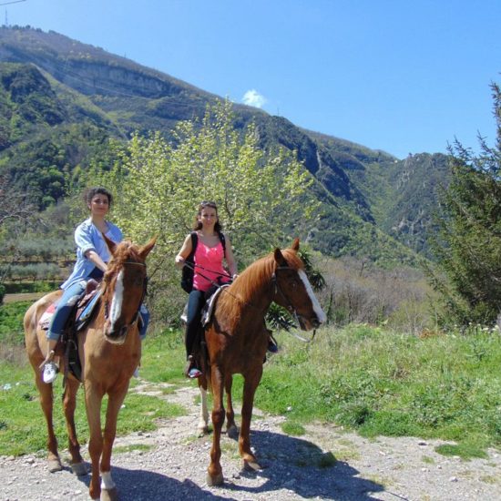 Amiche a cavallo nel Parco Nazionale del Vesuvio
