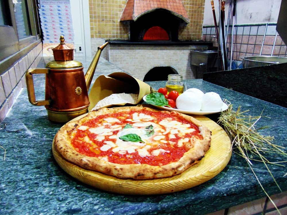 Pizza Napoletana, la margherita appena sfornata